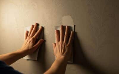 Voici l&rsquo;erreur que tout le monde fait en posant du papier peint et qui crée des bulles à coup sûr (et comment l&rsquo;éviter)