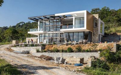 Construire une maison sur un terrain en pente : conseils et astuces