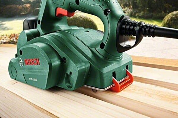 Découvrez notre test détaillé du rabot filaire Bosch PHO 1500 : puissance, précision et performances pour vos travaux de menuiserie professionnelle. 
