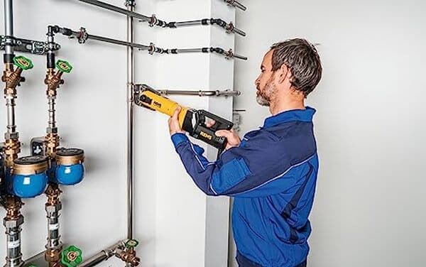Découvrez notre test complet de la sertisseuse électrique rEMS Power-Press SE Basic-Pack 230V : performances, fonctionnalités et verdict d'expert pour vos travaux de sertissage.